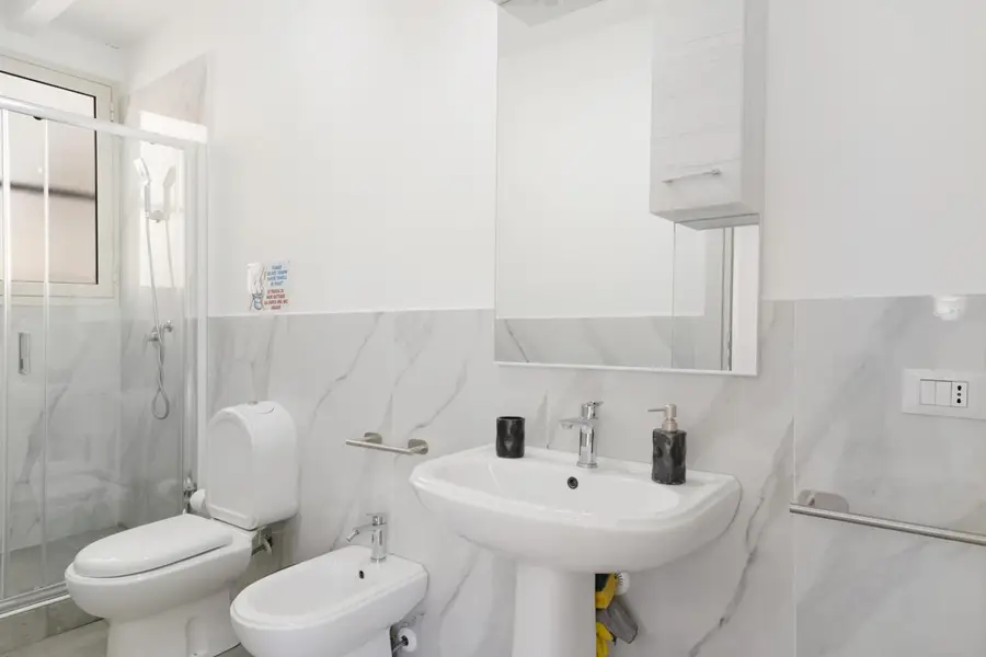 Bagno privato con lavabo, sanitari e doccia