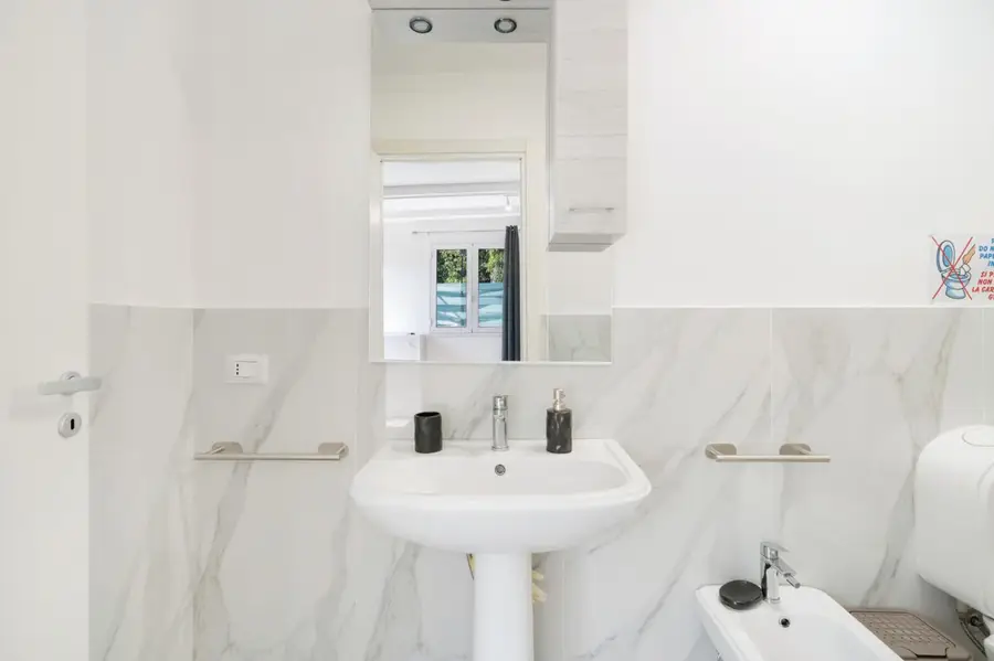 Lavabo del bagno con specchio