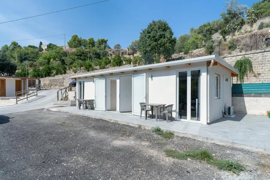 I bungalow bianchi visti dal parcheggio
