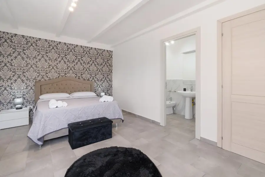 Letto matrimoniale e porta del bagno privato