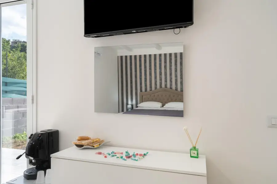 Specchio, TV e macchina del caffè