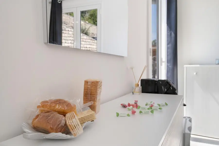 Brioche, fette biscottate e caramelle lasciate in camera per la colazione