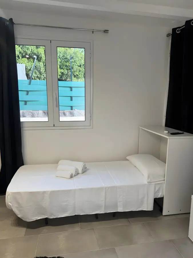 Letto singolo vicino alla finestra