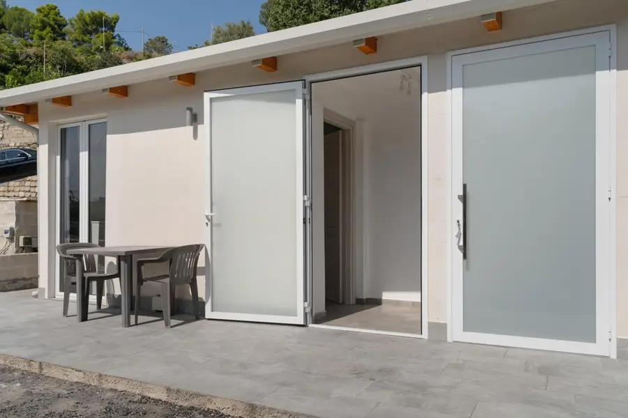 Patio davanti alla Stanza 1 con tavolo e sedie